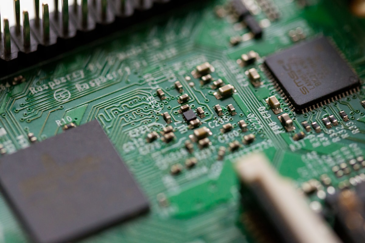 快柠檬 加速引擎 PCB 电路板走线特写
